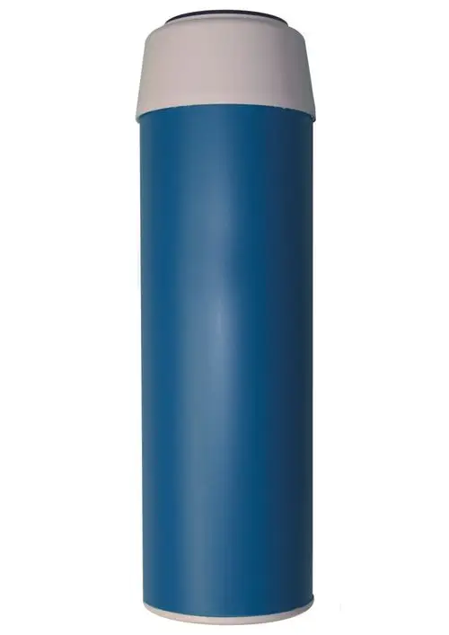 Judo Aktivkohle-Filterkerze in blauer Farbe mit einem weißen Deckel, zylindrischer Form, steht auf weißem Hintergrund.